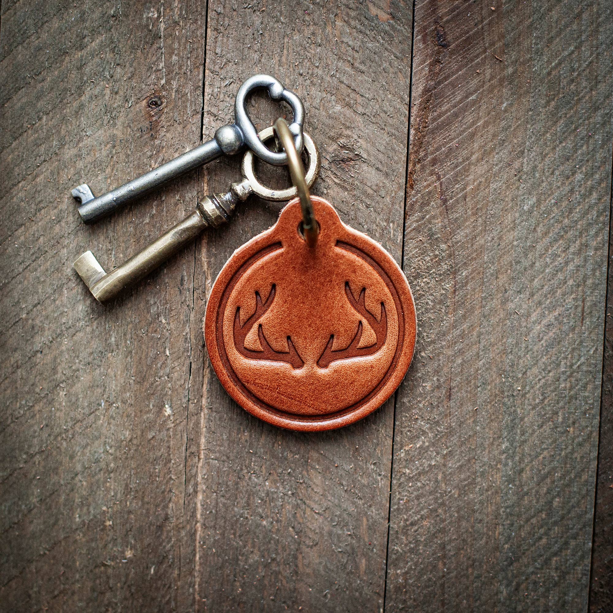 Hunt Antlers Leather Keychain Circle